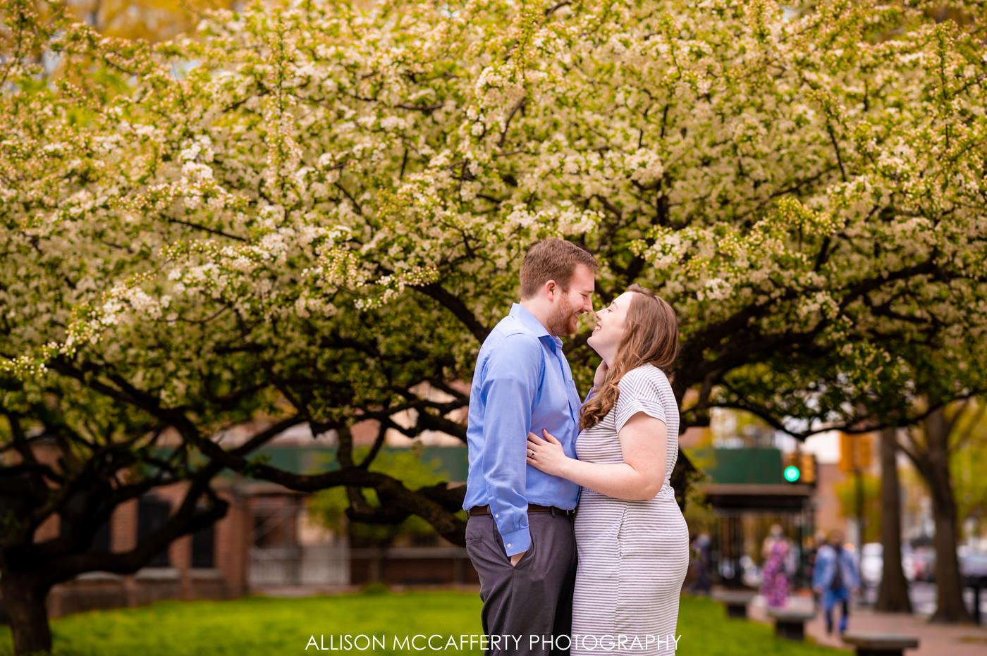 Engagement Photos in Washington Square Philadlephia