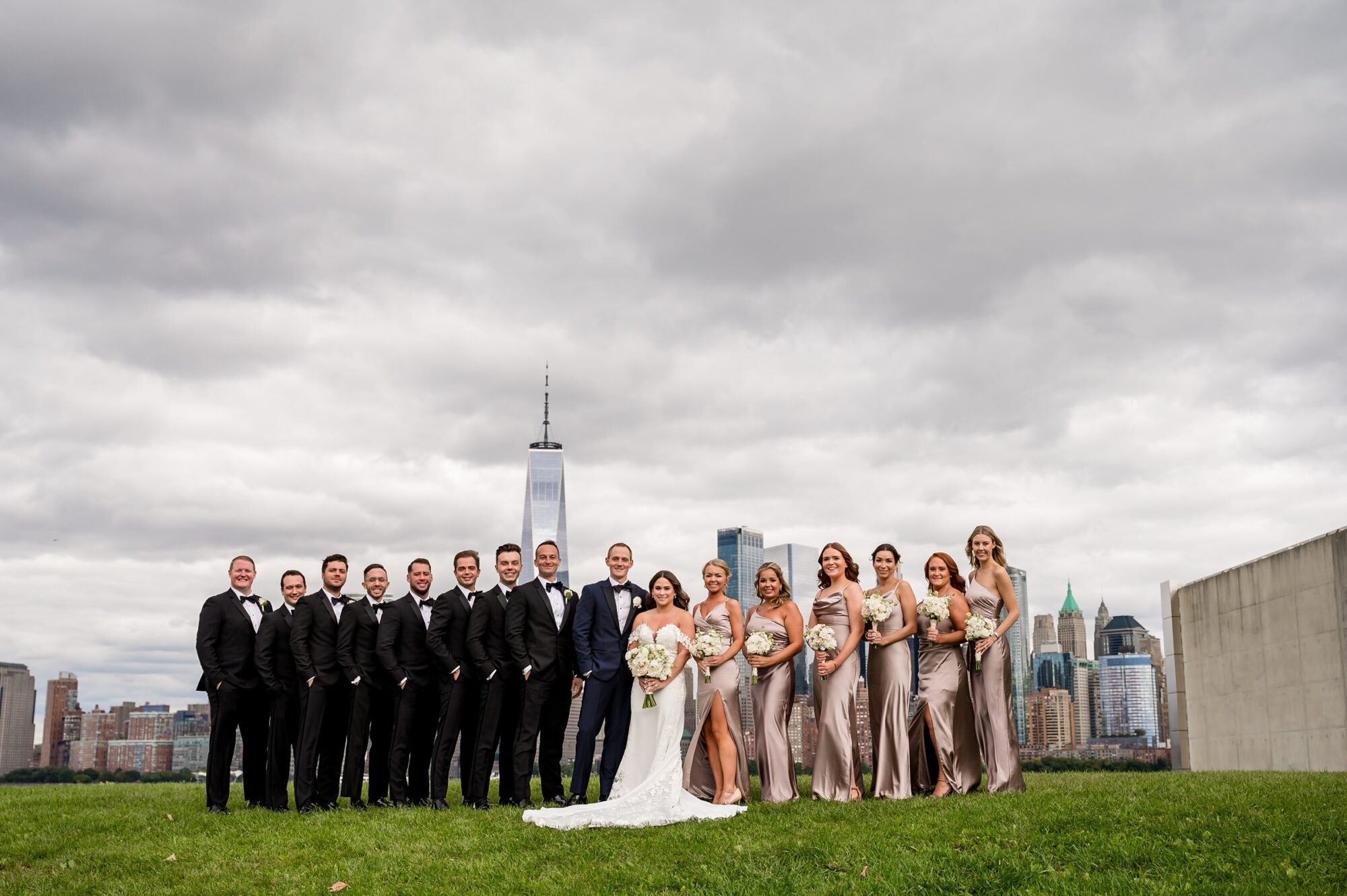 Wedding party in front of the manhattan skyline.